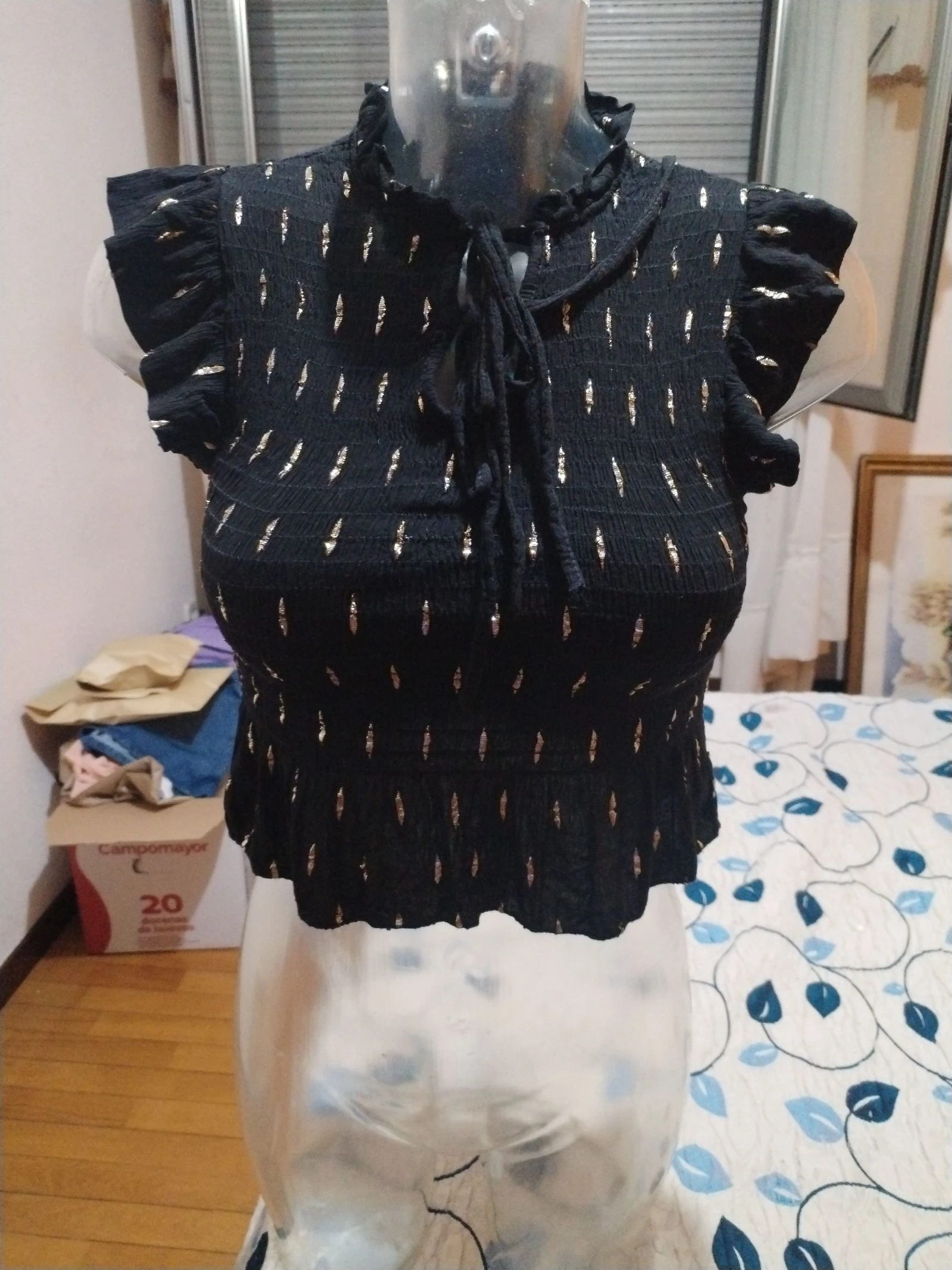 Camiseta en negra o ptoc en negro con una chispita de brillo